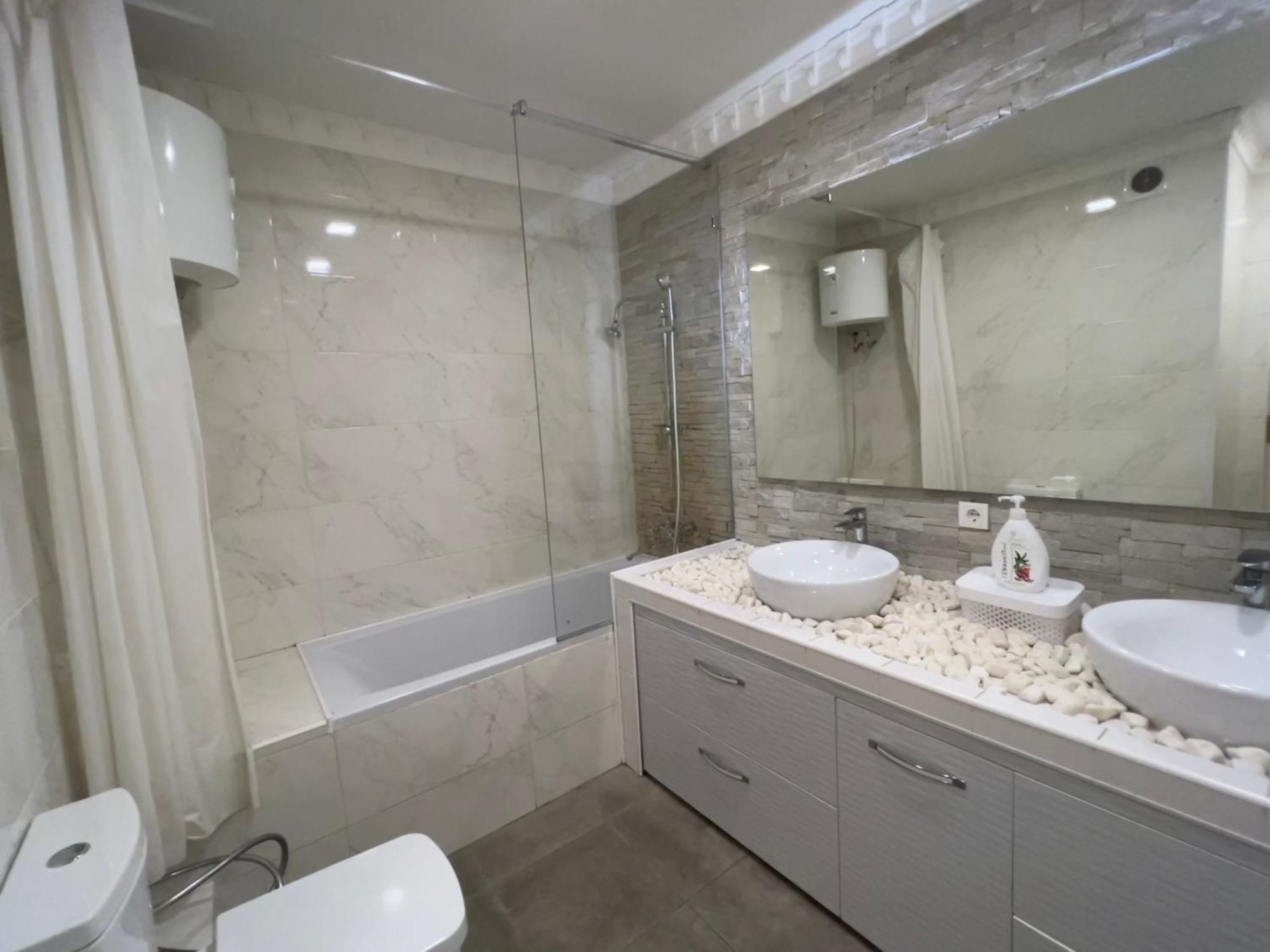 2 Bedrooms Heart Of City Center Chisinau Exterior photo