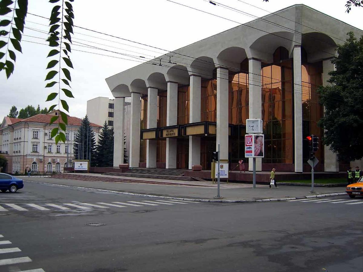2 Bedrooms Heart Of City Center Chisinau Exterior photo