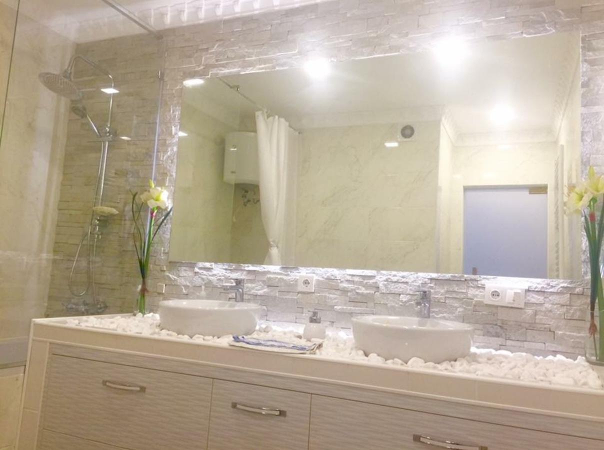 2 Bedrooms Heart Of City Center Chisinau Exterior photo